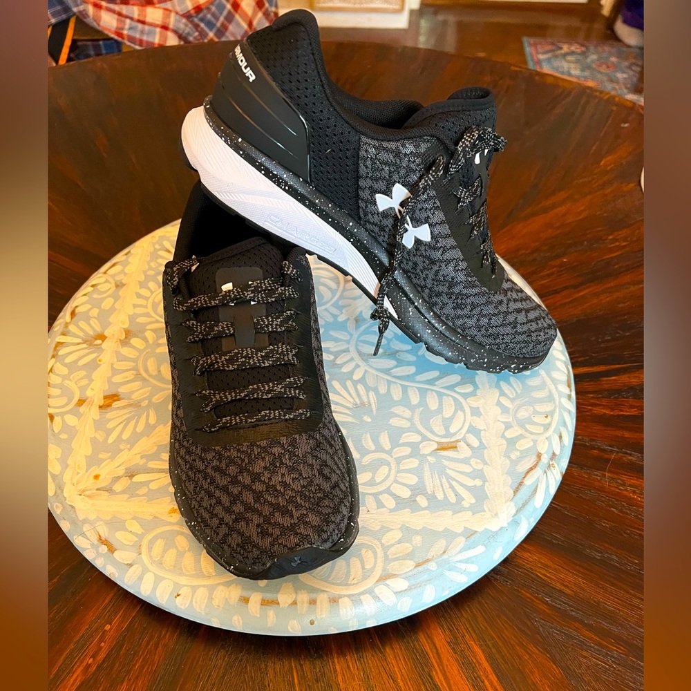 New UA women’s size 7.5 shoes